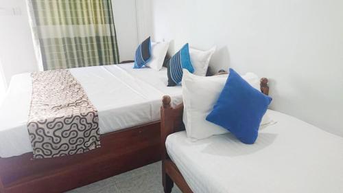 Postel nebo postele na pokoji v ubytování Transit Budget Hotel