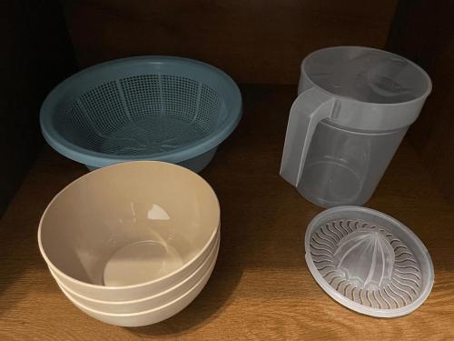 three bowls and a container sitting on a table at Villa Bilac - Amplos Studios 2km da Vila Germânica in Blumenau