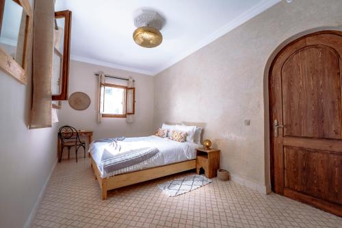Katil atau katil-katil dalam bilik di Riad D’AR GANne by Carole