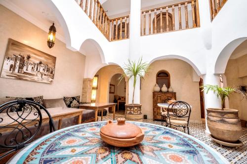 Ruang duduk di Riad D’AR GANne by Carole