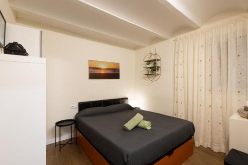 een slaapkamer met een bed in een witte kamer bij Bonito piso cerca de park guell in Barcelona