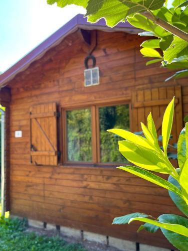 a wooden cabin with a window at Camping la Faloise - Chalet 1 chambre in Angicourt