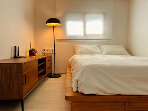 首尔#New #Seoul #Hongdae #3BDS #1BA #private #1FL Sabrina in YeonNam的一间卧室配有床、灯和梳妆台