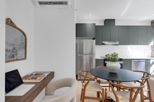 Кухня или мини-кухня в The Mercer Boutique Hotel
