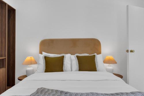 Кровать или кровати в номере The Mercer Boutique Hotel