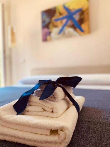 a pile of towels sitting on top of a bed at B&B degli Aranci in Palinuro