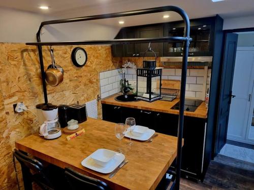 Kuchyň nebo kuchyňský kout v ubytování Péniche Chaleureuse avec jacuzzi Toulouse centre