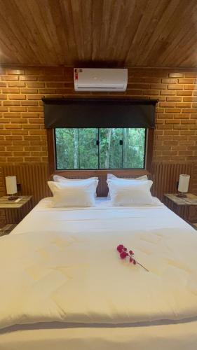 Cama o camas de una habitación en Cactus Chalés & Cabanas em lumiar