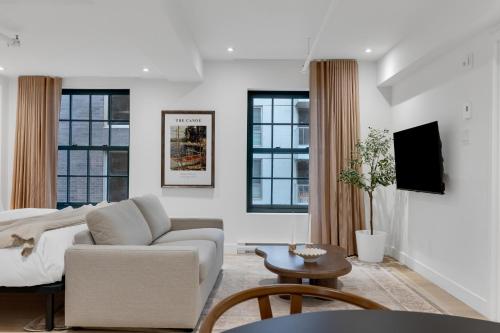 Телевизор и/или развлекательный центр в The Mercer Boutique Hotel