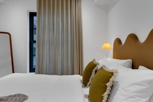Кровать или кровати в номере The Mercer Boutique Hotel