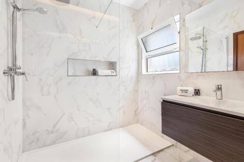 Ένα μπάνιο στο Villa Ericeira by OCvillas