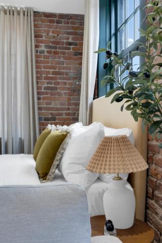 Кровать или кровати в номере The Mercer Boutique Hotel