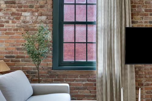 Телевизор и/или развлекательный центр в The Mercer Boutique Hotel