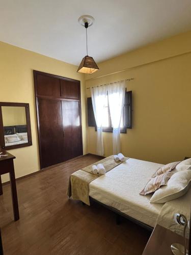 a bedroom with a large bed and a window at CHC - Apartamento Amanecer in Buenavista del Norte