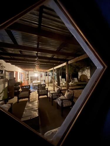 Blick auf ein Wohnzimmer mit Sofas und Stühlen in der Unterkunft Compass View in Nieu-Bethesda