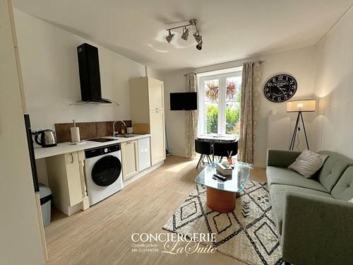 un salon avec un canapé et une table dans l'établissement Pedro Coté jardin, à Cherbourg en Cotentin