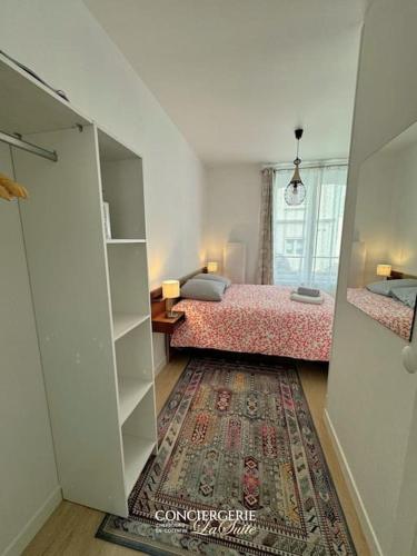 - une petite chambre avec un lit et un tapis dans l'établissement Pedro Coté jardin, à Cherbourg en Cotentin