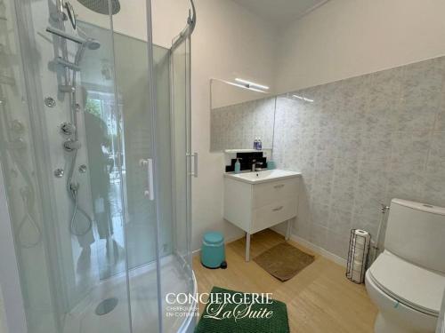 une salle de bain avec une douche, des toilettes et un lavabo dans l'établissement Pedro Coté jardin, à Cherbourg en Cotentin