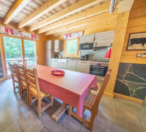 une salle à manger avec une table et des chaises dans une cabine dans l'établissement Chalet Cafourotte, au calme, SPA, à Gérardmer