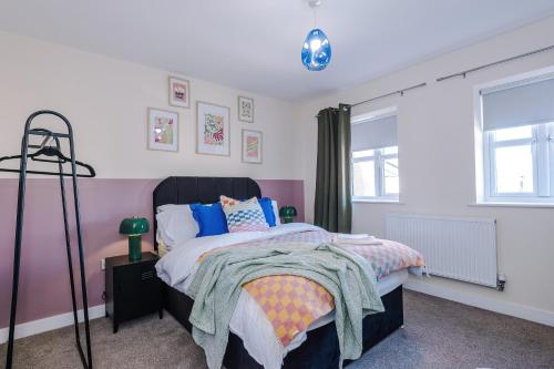 a bedroom with a bed with a black headboard at Practical 2 Bedroom House Perfect for Contractors in Grimsby by PureStay - 7 night min! in Grimsby