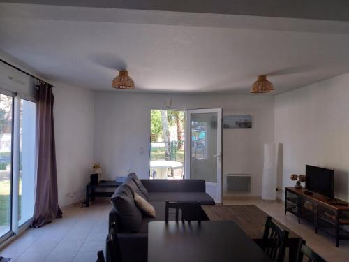 un salon avec un canapé et une table dans l'établissement Villa BIENVENUE, à Andernos-les-Bains