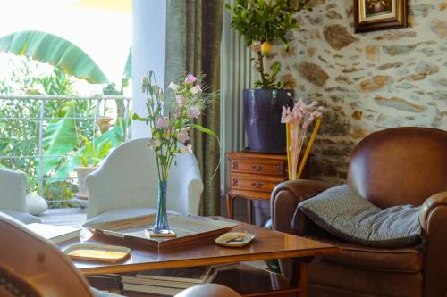 une pièce avec une table avec un vase de fleurs dessus dans l'établissement Jolie maison sablaise avec jardin quartier Arago et proche plage, Les Sables - 8 personnes, à Les Sables-dʼOlonne