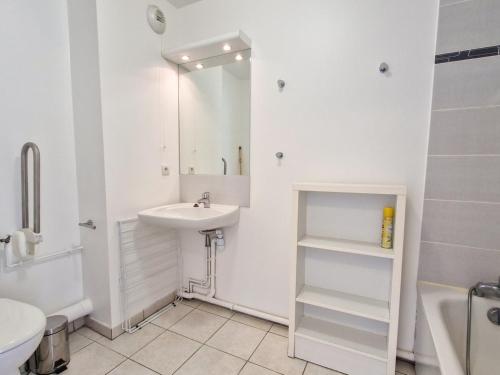 une salle de bain blanche avec un lavabo et un miroir dans l'établissement Appartement lumineux avec balcon au centre de Flaine Forêt, parking disponible - FR-1-425-184, à Flaine