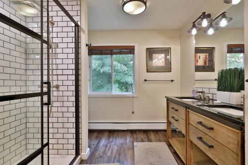 ein Badezimmer mit Waschbecken und Glasdusche in der Unterkunft Killington Mountain Retreat -Great Group Ski House! Close to Resort - Hot Tub - Ski Rental Deals in Killington