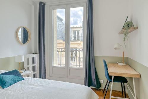 une chambre avec un lit, un bureau et une fenêtre dans l'établissement Flexliving - room - Septembre, à Paris
