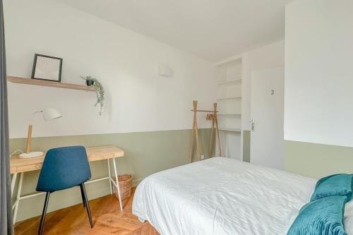 une chambre avec un lit, un bureau et une chaise dans l'établissement Flexliving - room - Septembre, à Paris