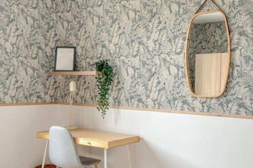 Cette chambre comprend un bureau et un miroir. dans l'établissement Flexliving - room - Septembre, à Paris
