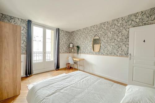 une chambre avec un lit, une table et une fenêtre dans l'établissement Flexliving - room - Septembre, à Paris