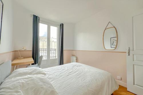 une chambre avec un lit, un bureau et une fenêtre dans l'établissement Flexliving - room - Septembre, à Paris