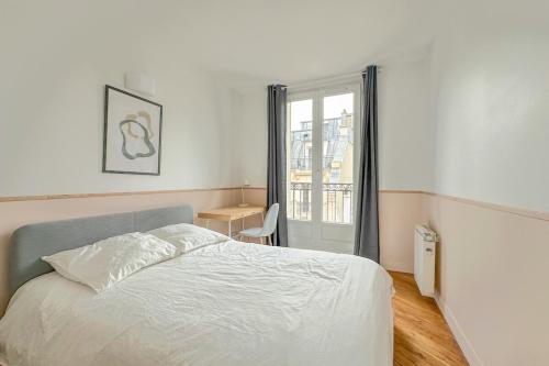 une chambre avec un lit blanc et une fenêtre dans l'établissement Flexliving - room - Septembre, à Paris