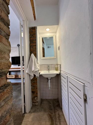 un baño con lavabo y espejo en Apartamento Carretera de la Sierra, en Granada