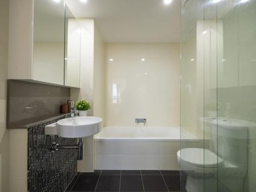 Ένα μπάνιο στο Luxury 3BR Suite Stunning Skyline-River-View at CBD