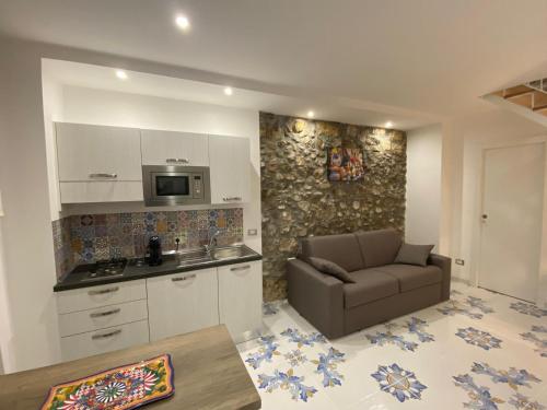 Η κουζίνα ή μικρή κουζίνα στο Casa Vacanze dell'Arco - civico 17