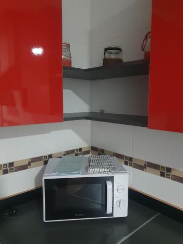a microwave oven sitting on a counter in a kitchen at PISO CENTRICO CON GARAJE en Hellin in Hellín