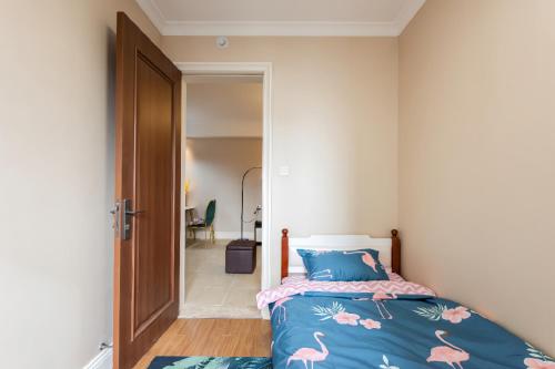 a bedroom with a bed with blue and pink sheets at Damei Xian -Kunming Road Branch in Xi'an