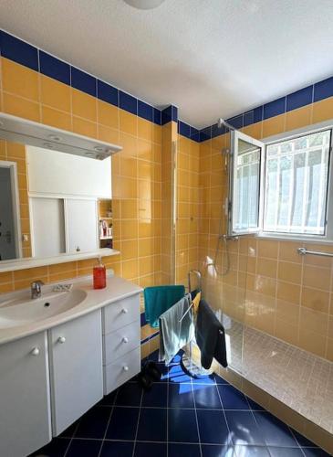 une salle de bain avec un lavabo et une douche dans l'établissement 14475 deux pièces dans une résidence, à La Napoule-Plage