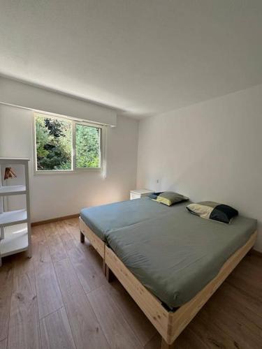 une chambre avec un grand lit et une fenêtre dans l'établissement 14475 deux pièces dans une résidence, à La Napoule-Plage