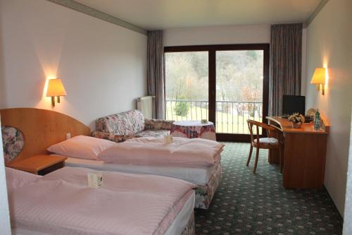 Postel nebo postele na pokoji v ubytování Landgasthof Hotel Zur Linde im Taunus