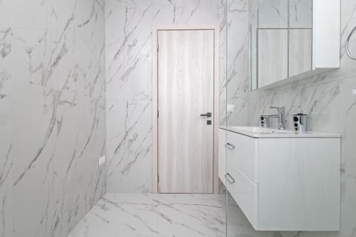 Et badeværelse på The Iconic Sea View Cottage