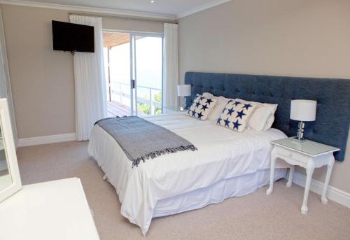 Seabreeze Luxury Two Bedroom Self Catering Penthouse tesisinde bir odada yatak veya yataklar