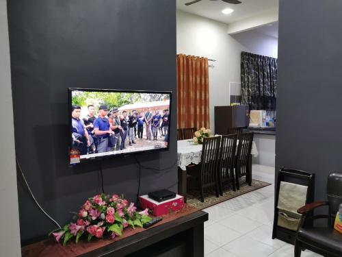 Μια τηλεόραση ή/και κέντρο ψυχαγωγίας στο Homestay Sulong