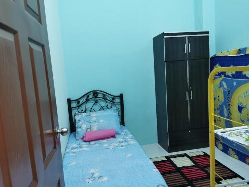 Ένα ή περισσότερα κρεβάτια σε δωμάτιο στο Homestay Sulong