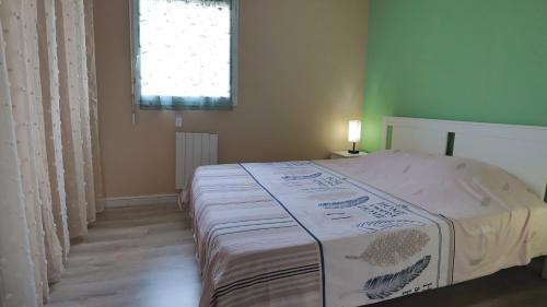 une chambre avec un lit dans une pièce avec une fenêtre dans l'établissement Appart T2 dans résidence calme Parking privé gratuit, à Miramas