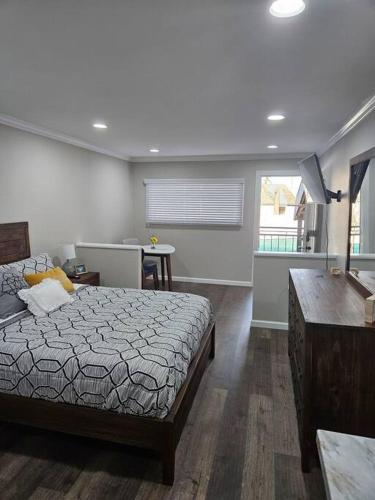 a bedroom with a bed and a desk in it at Cocoa Corner in Cleveland