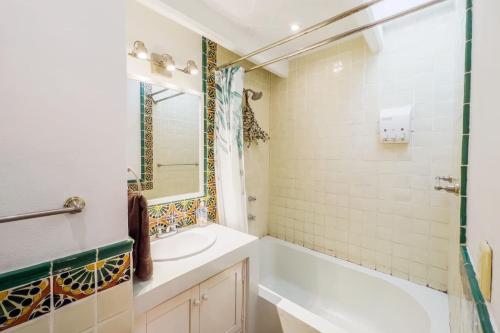 Koupelna v ubytování CASA RUBEO - San Miguel Rooftop Casa, Free Parking, AC, Centro