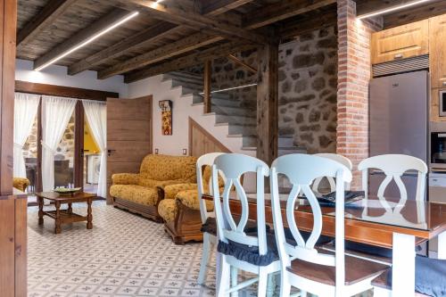a living room with a table and chairs and a couch at Casa Rural El Mesón 9 in Fermoselle